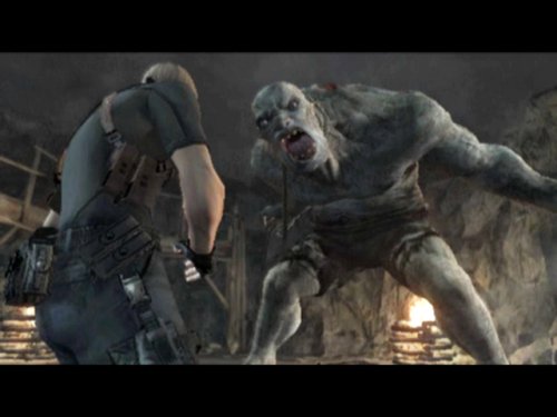 Leon Kennedy steht einem großen, grauen und zähnefletschenden Monster in einer Höhle gegenüber.