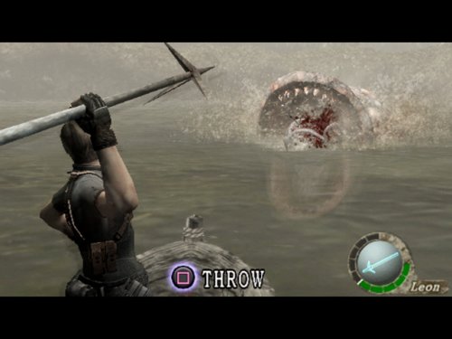 Leon Kennedy auf einem kleinen Boot hält eine Harpune und zielt auf ein großes, zahnreiches Seemonster im Wasser.