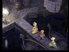 Drei Spielfiguren überqueren eine Brücke über einem Kanal mit zwei Booten bei Nacht.