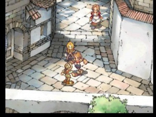 Zwei Spielfiguren stehen auf einem gepflasterten Stadtplatz, im Hintergrund eine weitere Person.