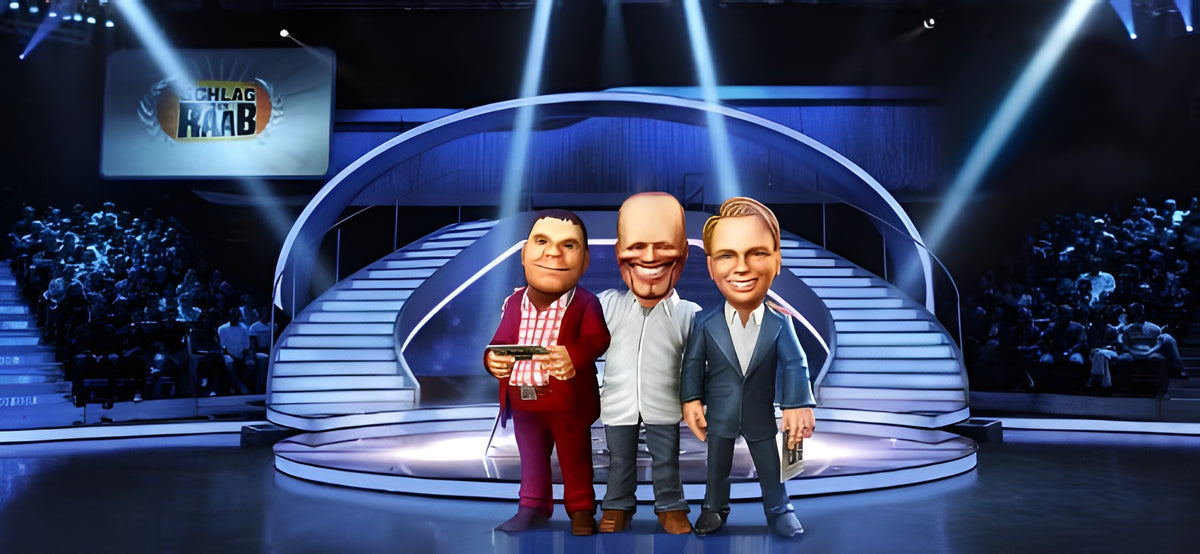 Drei stilisierte Figuren, darunter Stefan Raab, stehen im Studio von "Schlag den Raab: Das 2. Spiel Premium Edition".