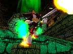 Shadow the Hedgehog schießt mit einer Pistole in einer grünen, unterirdischen Umgebung.
