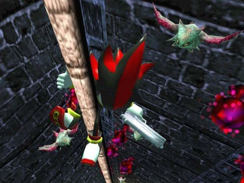 Shadow the Hedgehog ist von oben in einem dunklen Gang zu sehen, umgeben von Gegnern.