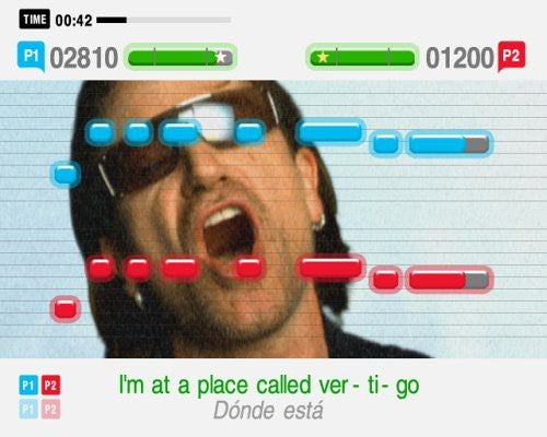 Eine Spielszene zeigt Bono von U2, wie er singt, mit Noten und Liedtext zu 'Vertigo'.