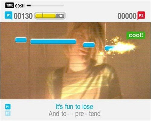 Eine Spielszene von SingStar Legends zeigt eine singende Person und die Anzeige eines "cool!"-Treffers.