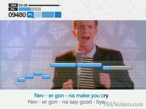 Rick Astley singt im Musikvideo zu "Never Gonna Give You Up", darüber Notenbalken und Punkteanzeige.