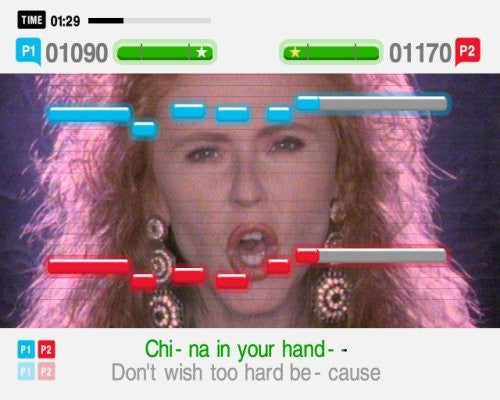 Eine Frau mit roten Locken singt in dieser Spielszene, mit zwei Notenleisten für zwei Spieler und Liedtexten.