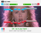 Eine Frau mit roten Locken singt in dieser Spielszene, mit zwei Notenleisten für zwei Spieler und Liedtexten.