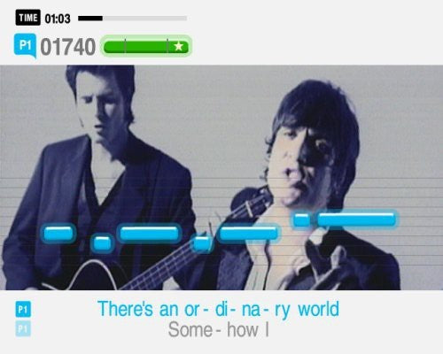 Zwei Männer, einer mit Gitarre, singen in dieser Spielszene, während die Liedtexte und Notenleisten angezeigt werden.