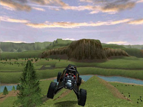 Ein schwarzer Buggy springt über einen grünen Hügel mit einem Fluss und Bergen im Hintergrund.