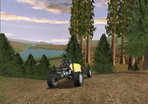 Ein gelber Buggy fährt auf einem Waldweg, umgeben von hohen Bäumen und einem See.