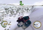 Ein roter Monster-Truck fährt in Smugglers Run 1 auf einer verschneiten Bergstrecke bergab, im Hintergrund viele Bäume.