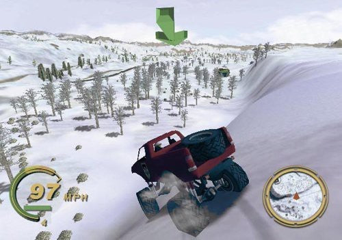 Ein roter Monster-Truck fährt in Smugglers Run 1 auf einer verschneiten Bergstrecke bergab, im Hintergrund viele Bäume.