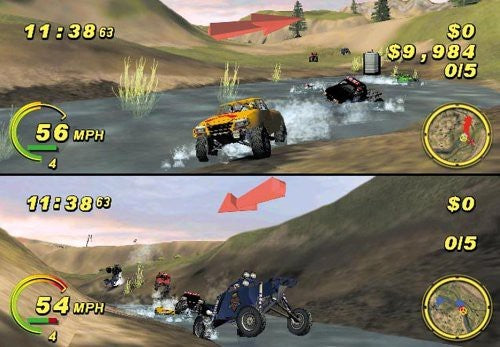 Zwei Offroad-Fahrzeuge fahren im Splitscreen-Modus von Smugglers Run 1 durch einen Fluss in einer bergigen Landschaft.