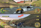 Zwei Offroad-Fahrzeuge fahren im Splitscreen-Modus von Smugglers Run 1 durch einen Fluss in einer bergigen Landschaft.