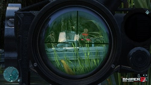 Durch das Zielfernrohr eines Scharfschützengewehrs sind zwei bewaffnete Gegner auf einem kleinen Boot im Sumpf zu sehen.