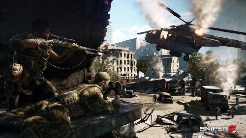Zwei Scharfschützen nehmen in einer zerstörten Stadt Stellung, während ein Kampfhubschrauber über den Trümmern fliegt.