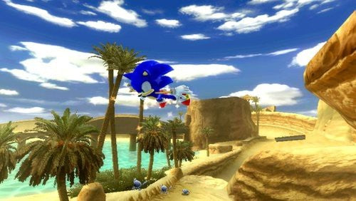 Sonic fliegt über eine Wüstenlandschaft mit Palmen, Wasser und Felsen unter blauem Himmel.