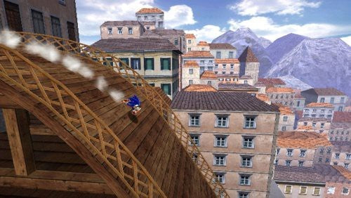 Sonic rennt eine hölzerne Brücke hinunter, umgeben von einer dicht bebauten Stadt mit Bergen im Hintergrund.