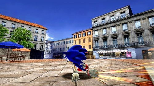 Sonic rennt mit hoher Geschwindigkeit über einen sonnigen Stadtplatz mit Gebäuden und Tischen.