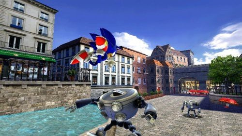 Sonic springt über einen Roboter in einer Stadtgasse mit Gebäuden und einem Kanal.