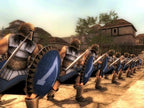 Eine Reihe spartanischer Krieger mit blauen Schilden und Schwertern steht in Formation in einer Stadt.