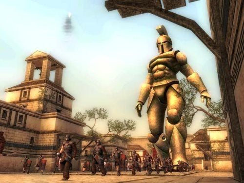 Eine riesige Statue eines spartanischen Kriegers schreitet durch eine Stadt, begleitet von kleineren Kriegern.