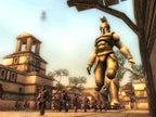 Eine riesige Statue eines spartanischen Kriegers schreitet durch eine Stadt, begleitet von kleineren Kriegern.