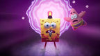 SpongeBob singt in ein Mikrofon, während Patrick mit erschrockenem Gesichtsausdruck daneben schwebt.