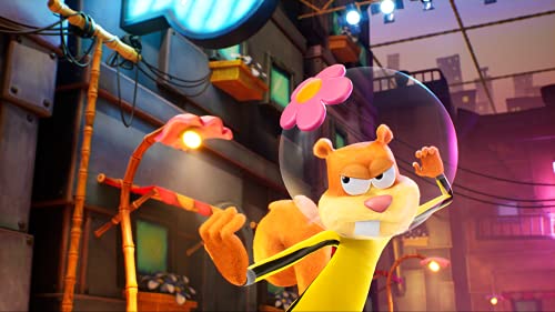 Sandy Cheeks in einem gelben Anzug mit rosa Blume auf dem Helm steht in einer beleuchteten Stadt.