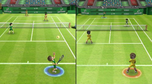 Eine geteilte Bildschirmansicht zeigt zwei Tennisspiele auf Rasenplätzen, links schlägt ein Spieler.
