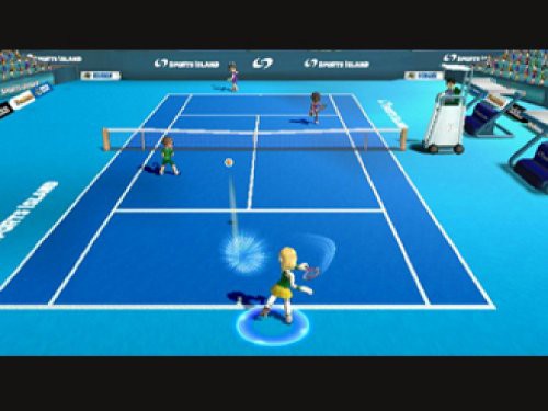 Eine Tennis-Doppelpartie auf einem blauen Hartplatz, bei der eine Spielerin im Vordergrund den Ball schlägt.