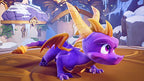 Eine Nahaufnahme des lila Drachen Spyro mit gelben Hörnern und Flügeln in einer verschneiten Umgebung.