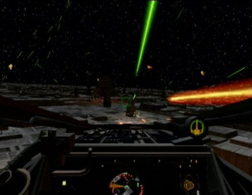 Aus der Cockpit-Perspektive fliegt ein Raumschiff über eine graue Oberfläche, während Laserstrahlen vorbeizischen.