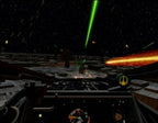 Aus der Cockpit-Perspektive fliegt ein Raumschiff über eine graue Oberfläche, während Laserstrahlen vorbeizischen.