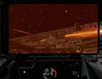 Die Cockpit-Ansicht zeigt einen Sternenzerstörer unter Beschuss vor einem rötlichen Hintergrund im Weltraum.