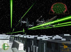 Ein X-Wing fliegt tief über eine graue Oberfläche, verfolgt von TIE-Fightern, während grüne Laserstrahlen fliegen.