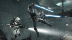 Der Protagonist Starkiller springt mit zwei blauen Lichtschwertern im Regen gegen einen Jetpack-Stormtrooper.