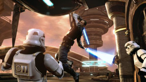 Der Protagonist Starkiller kämpft mit zwei blauen Lichtschwertern gegen zwei Stormtrooper in einer futuristischen Stadt.
