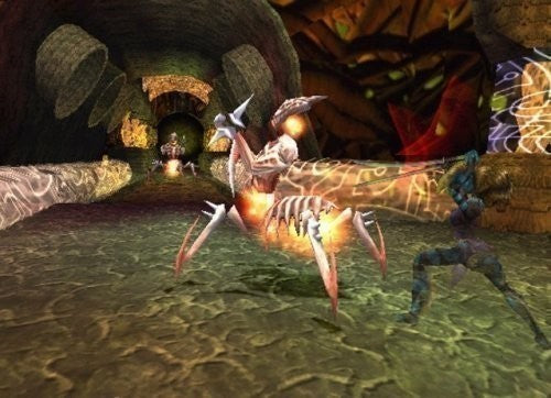 Ein Charakter kämpft in einer Höhle gegen ein großes, knochiges, insektenartiges Monster, das orange leuchtet.