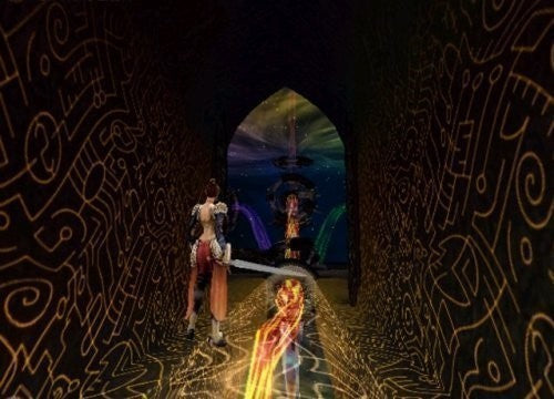 Die Hauptfigur geht durch einen dunklen, verzierten Tunnel auf eine helle, farbige Kammer mit leuchtenden Strukturen.