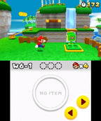 In Super Mario 3D Land springt Mario über eine grüne Wiese mit Wasserfall und sammelt Münzen.