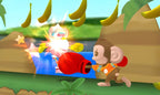 Ein Affe schlägt in Super Monkey Ball 3D für Nintendo 3DS mit einem Boxhandschuh einen Gegner, umgeben von Bananen.