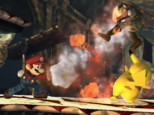 Mario, Link und Pikachu kämpfen auf einer Plattform, umgeben von Explosionen und Rauch.