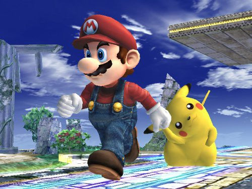 Mario und Pikachu rennen über eine schwebende Plattform vor blauem Himmel in Super Smash Bros. Brawl.