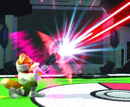 Fox McCloud feuert eine rote Laserwaffe ab, die einen hellen Lichtblitz erzeugt.