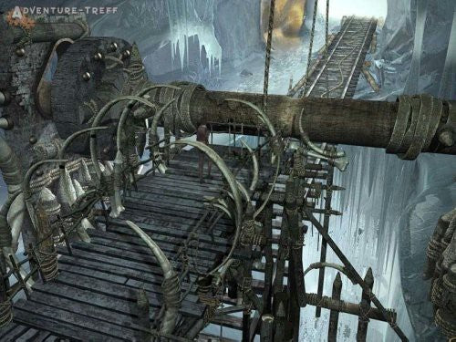 Eine alte Holzbrücke mit Knochenverzierungen führt durch eine eisige Höhle mit Stalaktiten.