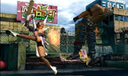 Eine weibliche Kämpferin tritt in Tekken 3D Prime Edition einen männlichen Gegner in der Stadt.