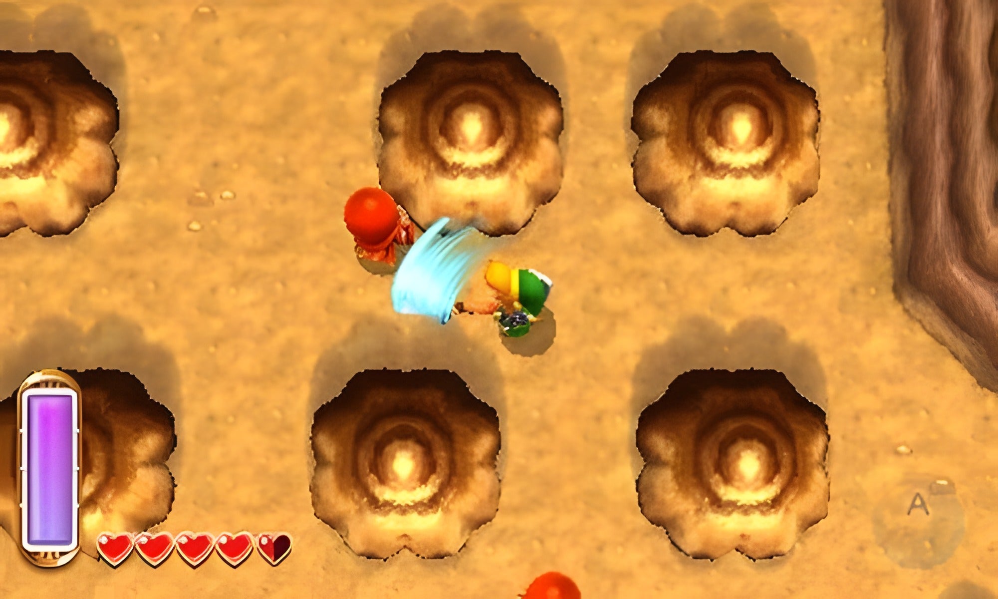 Link bekämpft in The Legend of Zelda: A Link Between Worlds für Nintendo 3DS einen roten Sandwurm in einer Wüste.