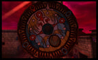 Ein großes, buntes Zifferblatt vor rotem Himmel ist in The Legend of Zelda: Majora's Mask 3D zu sehen.
